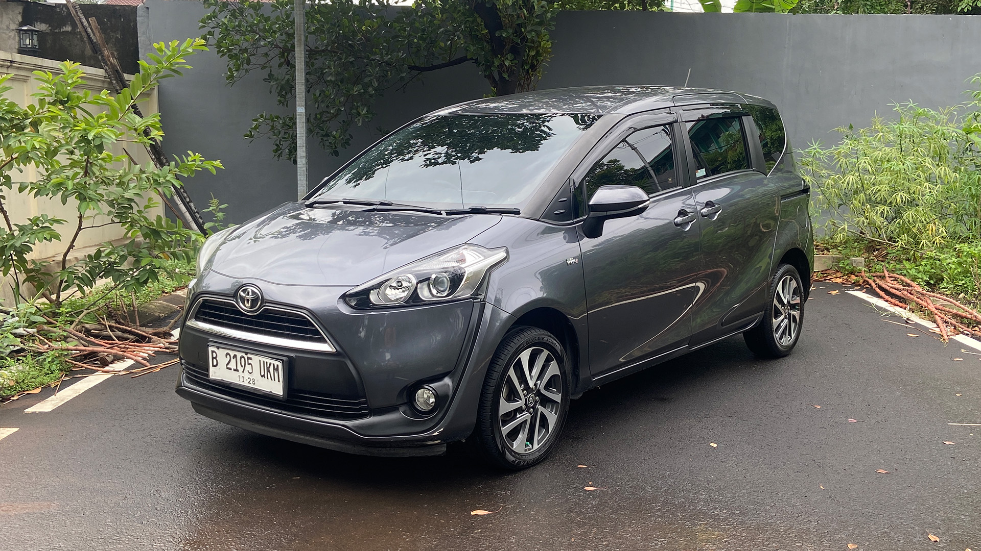 TOYOTA Sienta V Cvt