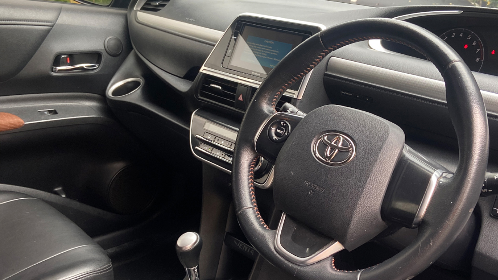 TOYOTA Sienta V Cvt 2018 - Foto 7